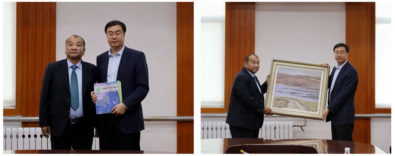 (王刚书记与拉布嘎苏荣校长互换本校教师著作和油画作品)