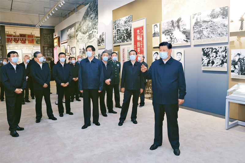 2020年10月19日,党和国家领导人习近平、李克强、栗战书、汪洋、王沪宁、赵乐际、韩正、王岐山等在中国人民革命军事博物馆参观“铭记伟大胜利 捍卫和平正义——纪念中国人民志愿军抗美援朝出国作战70周年主题展览”。新华社记者 鞠鹏/摄